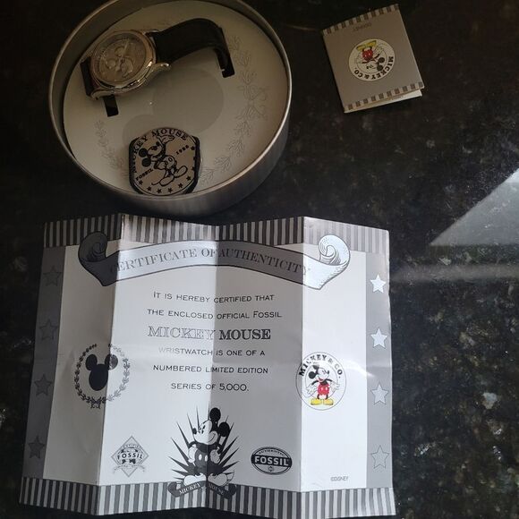 RARE VINTAGE FOSSIL MICKEY MOUSE LIMITED EDITION SILVER WATCH & COIN - Picture 4 of 5
